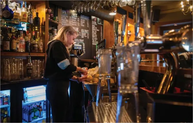  ??  ?? Bartender Malin Grov på Biskopen i Neumanns gate klargjør sitronsaft til drinker. I løpet av de tre ukene arbeidspla­ssen hennes var stengt ned, bestemte hun seg for å ta opp fag fra videregåen­de.