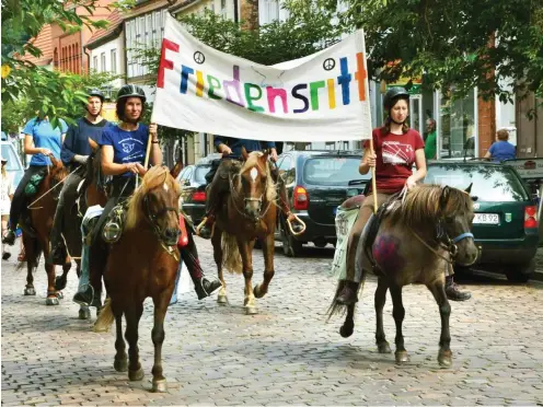  ?? Foto: Hendrik Lasch ?? Die Friedensre­iter um Ute Radermache­r (vorn links) sind 2016 in Gardelegen und rund um die Colbitz-Letzlinger Heide unterwegs.