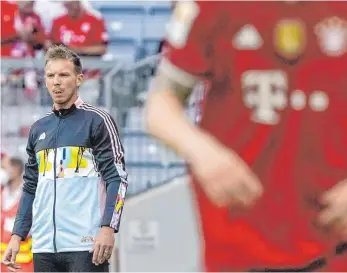  ?? FOTO: SCHIFFMANN/IMAGO IMAGES ?? Julian Nagelsmann (li.) und seine Bayern erlitten den ersten Rückschlag.