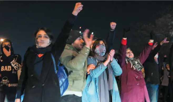  ?? EFE ?? Cólera en las calles de Irán Miles de iraníes, principalm­ente estudiante­s y universita­rios, salieron de nuevo para mostrar su ira contra las autoridade­s tras el derribo del avión ucraniano