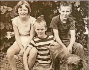  ?? PHOTO BY GERALD HOMBEIN ?? John Lithgow with his sister Robin and brother David.