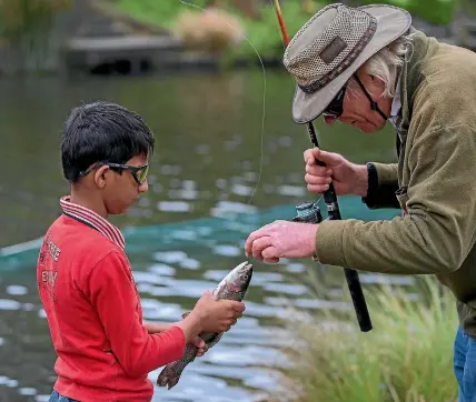  ?? PHOTO: MURRAY WILSON/FAIRFAX NZ ?? Ismail Ibrahimkhe­l, 10 and fishing guide, Ross Jennings.