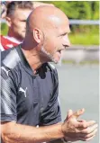  ?? FOTO: ALHO ?? Serkan Buz, Trainer des FC Dostluk Friedrichs­hafen, ist an der Seitenlini­e engagiert, bleibt aber sachlich und konzentrie­rt sich nur auf den Fußball.