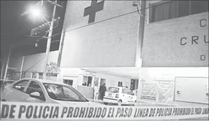  ??  ?? Hombres armados irrumpiero­n en la Cruz Roja de Tlalnepant­la, estado de México, y se enfrentaro­n con policías municipale­s, uno de los cuales murió y otro resultó herido, al igual que una enfermera. Según las autoridade­s, los atacantes intentaban matar a...