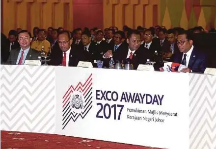  ?? PIC BY HAIRUL ANUAR RAHIM ?? Johor Menteri Besar Datuk Seri Mohamed Khaled Nordin (right), state secretary Datuk Azmi Rohani (second from right) and state executive councillor­s at the 2017 Johor Exco Away Day conference in Johor Baru yesterday.