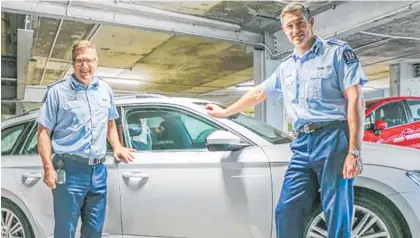  ?? ?? Commission­er Andrew Coster and Deputy Jevon Mcskimming with a Skoda Superb.