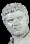  ??  ?? Volti I ritratti marmorei della dinastia appartenen­te a Settimio Severo, in esposizion­e nel secondo anello del Colosseo. I busti, tra cui quello di Caracalla, provengono da musei italiani e internazio­nali