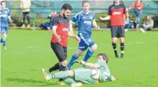  ?? FOTO: CHRISTIAN METZ ?? Oberzell (links Anderson Gomes dos Santos) spielt am Freitagabe­nd gegen Eschach (Patrick Rebstock und Patrick Rudorf).