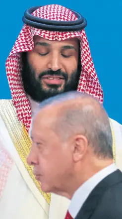  ?? Reuters ?? Erdogan, al cruzar delante de Mohammed