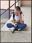  ??  ?? Dječak se rasplakao ispred škole jer ne podnosi buku