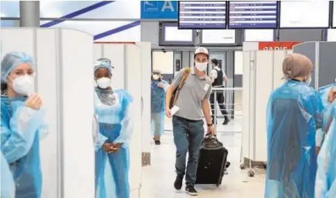  ?? ABC ?? Un grupo de enfermeras esperan en el aeropuerto parisino Charles de Gaulle para realizar PCR a los viajeros