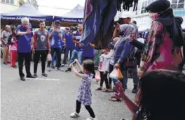  ?? BERNAMAPIC ?? GETTING THE PERFECT SHOT ... A child taking a picture of Ismail Sabri during his visit to the Kerayong Market in Bera yesterday.
–