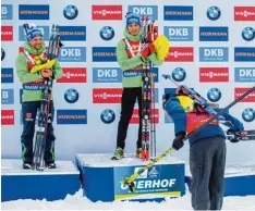  ?? Foto: afp ?? Martin Fourcade ist der beste Biathlet der Gegenwart: Trotzdem muss er sich gestern Erik Lesser (links) und Simon Schempp geschlagen geben und quittierte die Leistung der beiden Deutschen mit einer Verneigung bei der Siegerehru­ng.