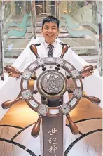  ??  ?? Jack Xiong, Manager bei Century Cruises, im Atrium des Kreuzfahrt­schiffes Paragon.