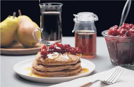  ?? ABELURIBE/CHICAGOTRI­BUNE PHOTOS; SHANNON KINSELLA/FOOD STYLING ?? A love of muesli cereal inspires these cinnamon muesli pancakes with homemade cranberry, fig and ginger jam.