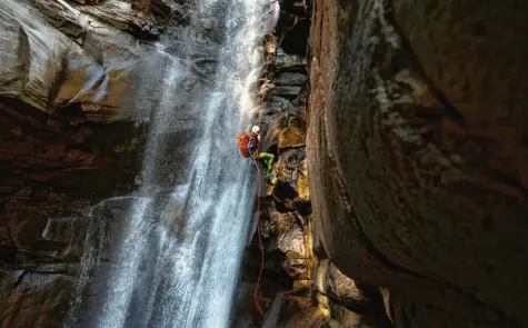  ?? Foto: Pablo Gianinazzi, TI‰PRESS, dpa ?? Wird es zu hoch zum Springen, seilt man sich beim Canyoning besser ab – dieses Bild ist an einem Wasserfall in der Schweiz entstanden.