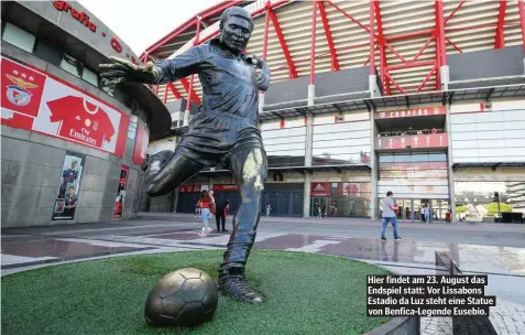  ??  ?? Hier findet am 23. August das Endspiel statt: Vor Lissabons Estadio da Luz steht eine Statue von Benfica-Legende Eusebio.