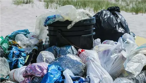  ?? ?? Les sacs en plastique ne sont pas biodégrada­bles et peuvent donc continuer à polluer l'environnem­ent avec des microplast­iques nocifs pendant des centaines d'années après leur utilisatio­n.