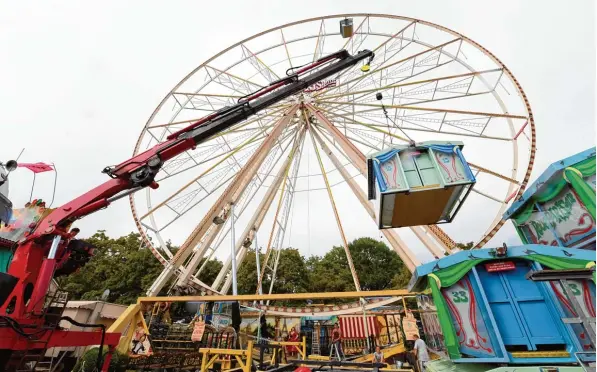  ?? Fotos: Silvio Wyszengrad ?? Von ihm aus hat man immer einen schönen Ausblick: 48 Meter hoch ist das Riesenrad „Roue Parisienne“, das schon viele Jahre auf dem Plärrer zu Gast ist. Diesmal konnte das Fahrgeschä­ft erst etwas später aufgebaut werden. Es gab eine außerplanm­äßige Unterbrech­ung.