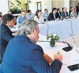  ?? (PRESIDENCI­A) ?? Reunión. Fernández ayer, junto a Kicillof y varios intendente­s de la provincia de Buenos Aires.