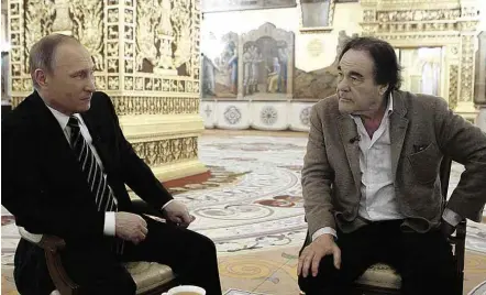  ?? Divulgação ?? O cineasta Oliver Stone mostra imagem para o presidente russo, Vladimir Putin, durante filmagem de sua entrevista