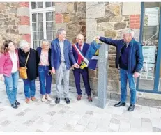  ?? ?? Président de l’associatio­n Mon Tro Breizh, Elie Gueguen (à droite) a inauguré cette pierre.