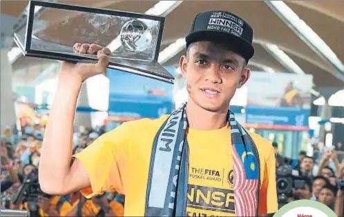  ?? MOHD RASFAN / AFP ?? Mohd Faiz Subri llegó ayer a Sepang después de ganar el premio Puskas y fue recibido por 2.500 personas en el
aeropuerto