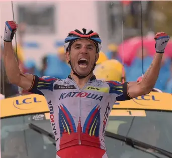  ?? BETTINI ?? La gioia incontenib­ile di Joaquin Rodriguez, 36 anni: terza vittoria al Tour della carriera