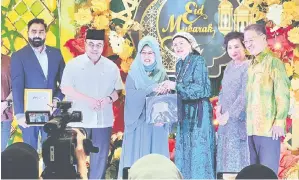  ?? ?? TANDA PENGHARGAA­N: Fatimah (tiga kiri) menerima cenderamat­a daripada pihak pengurusan Plaza Merdeka pada majlis Pelancaran Hari Raya Plaza Merdeka, semalam.