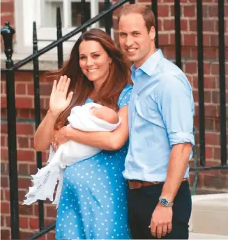  ??  ?? En julio de 2013, los duques fueron noticia mundial al presentar al bebé George a la salida del ala Lindo del St. Mary Hospital, donde se cree que también nacerá el nuevo principito.