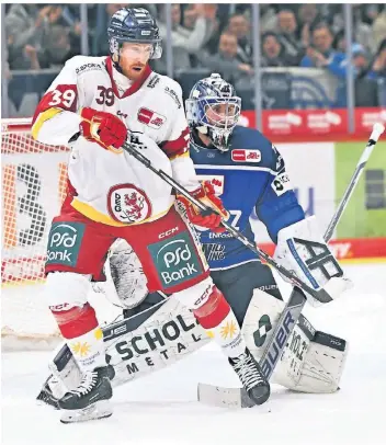  ?? FOTO: BIRGIT HÄFNER ?? Victor Svensson steht im Torraum vor Schwenning­ens Goalie.