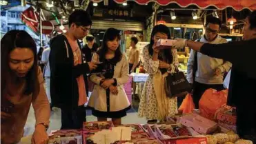  ?? AFP
PIC ?? Expensive premium produce is increasing­ly sought after by Hong Kong customers, who believe imported fruits are safer and fresher than fruits from mainland China.