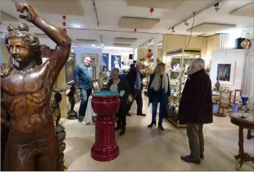  ?? (Photos C.G.) ?? Les visiteurs étaient nombreux au rendez-vous de la première journée du salon hier.