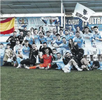  ?? CD CORIA ?? Jugadores y técnicos del Coria celebran la victoria del domingo, la que les aupó al liderato de Tercera.