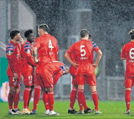  ??  ?? Los jugadores del Bayern, cabizbajos, durante la tanda de penaltis ante el Kiel en la P