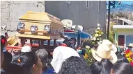  ??  ?? Familiares y amigos dieron el último adiós a Elvin Mazariegos, asesinado el lunes por militares mexicanos en Chiapas./Foto: