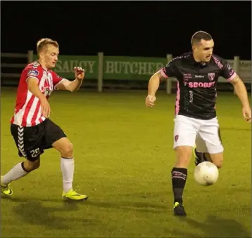  ??  ?? Midfielder Shane Dempsey surveys his options as Lucas Schubert of Derry City applies some pressure.