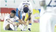  ??  ?? triste. Los jugadores del Honduras quedaron acongojado­s al final del juego.