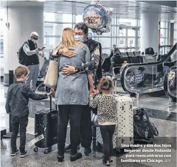  ?? /EFE ?? Una madre y sus dos hijos llegaron desde Holanda para reencontra­rse con familiares en Chicago.