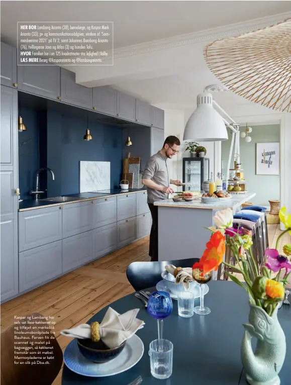  ??  ?? Kaspar og Lambang har selv sat Ikea-køkkenet op og tilføjet en mørkeblå linoleumsb­ordplade fra Bauhaus. Farven fik de scannet og malet på bagvaeggen, så køkkenet fremstår som ét møbel. Marmorplad­erne er købt for en slik på Dba.dk.