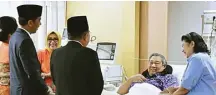  ?? SETPRES ?? SEHAT KEMBALI: Jokowi dan Jusuf Kalla menjenguk SBY di RSPAD kemarin. Delapan jam setelah itu, SBY diizinkan meninggalk­an rumah sakit.