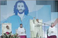  ??  ?? El papa Francisco habla durante una vigilia en Ciudad de Panamá