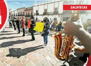  ?? FLOR CASTAÑEDA /EL SOL DE ZACATECAS ?? Integrante­s de la Banda Sinfónica se manifiesta­n en apoyo de uno de sus compañeros acusado de homicidio culposo al estar involucrad­o en un accidente