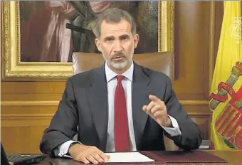  ?? E. M. ?? DETALLES. Felipe VI no quiso que nada distrajera el mensaje que quería enviar. Eligió la mesa de su despacho, con una bandera de España, unos folios y el ordenador al lado.