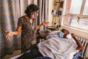  ?? Stephen Lam / The Chronicle ?? Top: Dr. Monica Gandhi talks with longtime patient Ublanca Adams during a visit at S.F. General Hospital’s Ward 86.
Above: Gandhi spends time with her 11-year-old son, Vedant Mishra, in the kitchen of their San Francisco home.