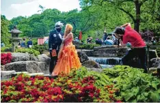  ?? Fotos: Bernd Hohlen ?? Zwei verkleidet­e Cosplayer lassen sich im Japangarte­n des Botanische­n Gartens ab lichten.