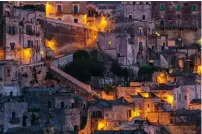  ??  ?? AMMIRATA IN TUTTO IL MONDO Una veduta notturna del centro storico di Matera, la città lucana che nel 2019 sarà la capitale europea della cultura.