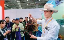  ?? XINHUA ?? An Australian exhibitor introduces a lobster during an import expo in Shanghai.