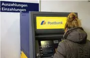  ?? FOTO: DPA ?? Verbrauche­r müssen genau prüfen, ob der Automat von der Postbank oder von Cardpoint betrieben wird. Sonst kann das Abheben teuer werden.