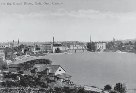  ?? CITY OF CAMBRIDGE ARCHIVES ?? From the CPR bridge embankment, a 1913 postcard view looks downstream over Galt’s core.